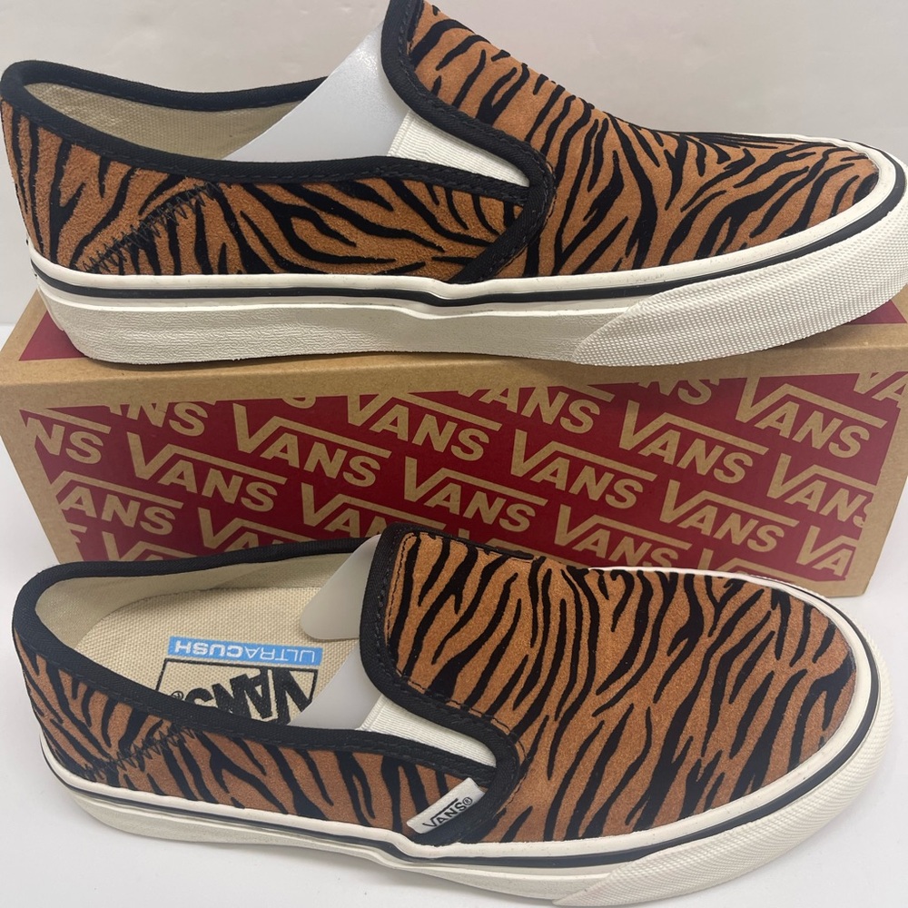 Vans Women’s Slip-On Sf
(Animal Stripes) Black/Marshmallow Sneakers
VN0A5HYQ9ZY - Picture 1 of 16